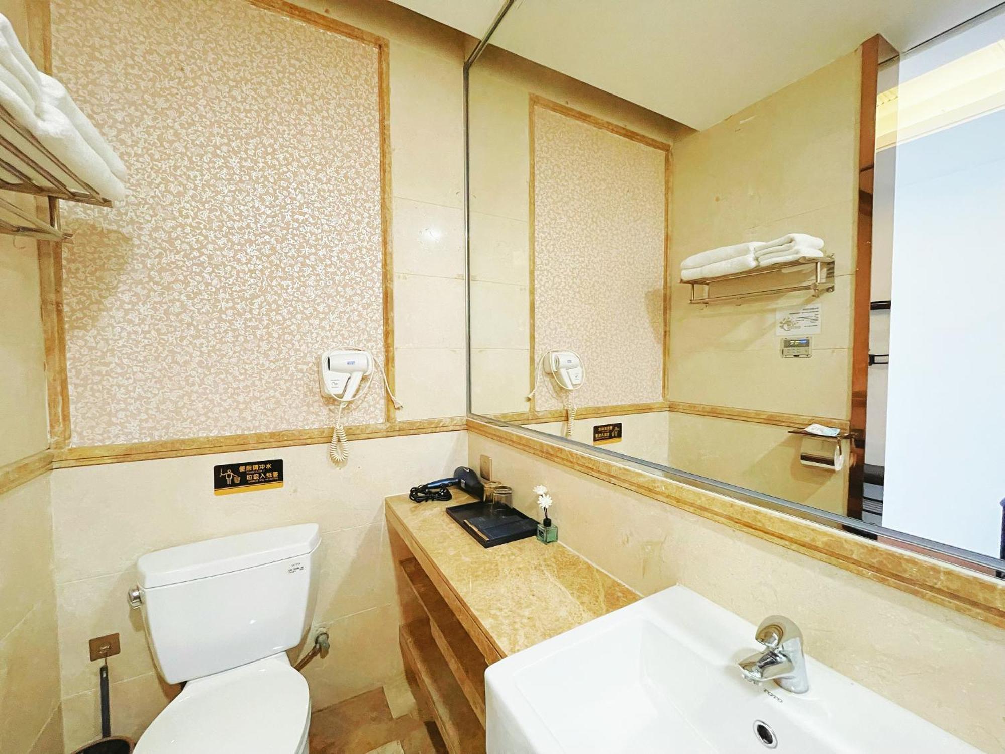 Ht Legend Hotel Changgang Metro Station Exit F -Direct To Canton Fair Eksteriør bilde