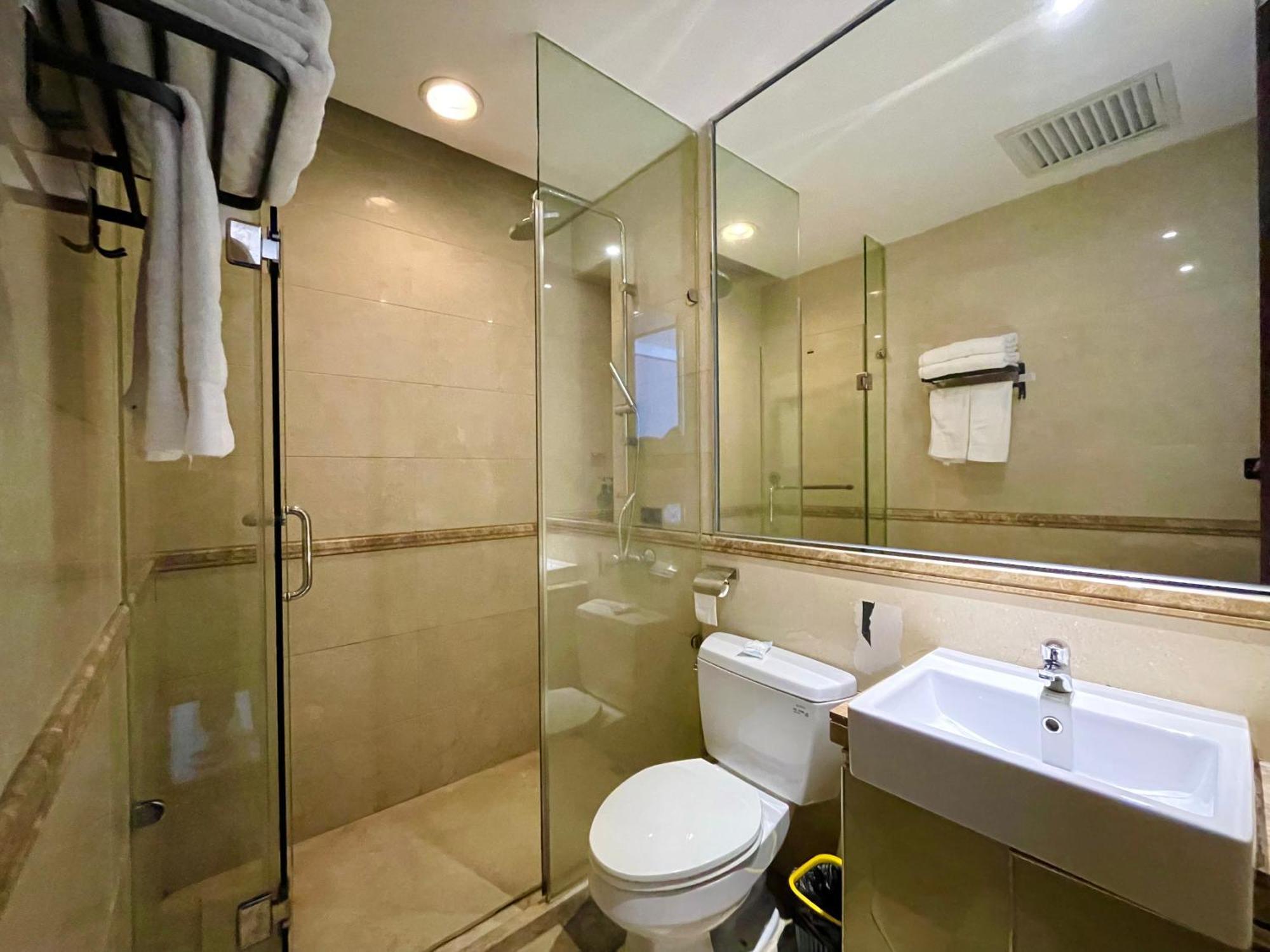 Ht Legend Hotel Changgang Metro Station Exit F -Direct To Canton Fair Eksteriør bilde